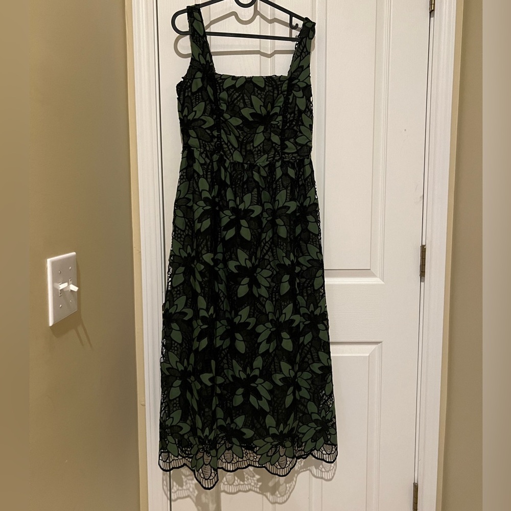 Just Me 🍄Elegant Green eyelet Lace Dress - Picture 4 of 12